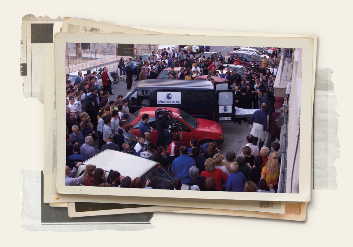 Las autoridades judiciales recogen los cuerpos.