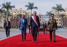 José Jerí llega al Palacio Presidencial poco después de su jura como presidente.