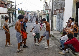 Jóvenes jugando al fútbol en Cuba.