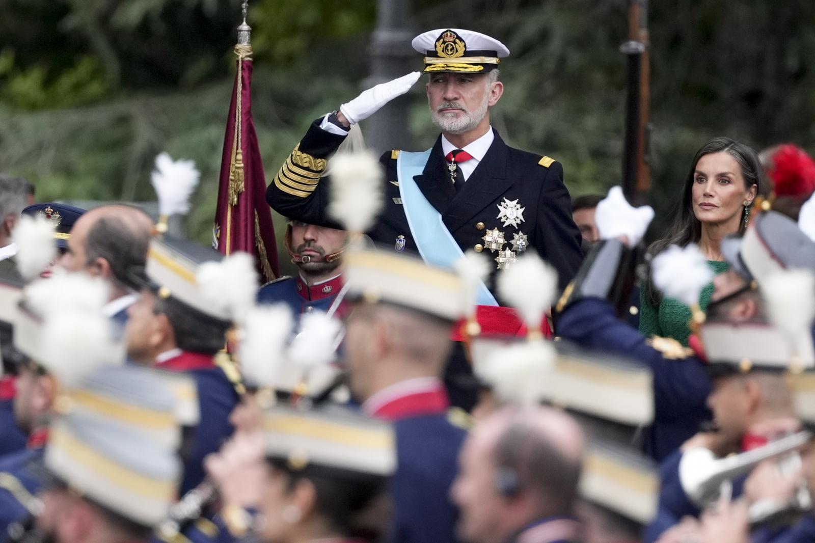 El rey Felipe VI y la reina Letizia durante el desfile 