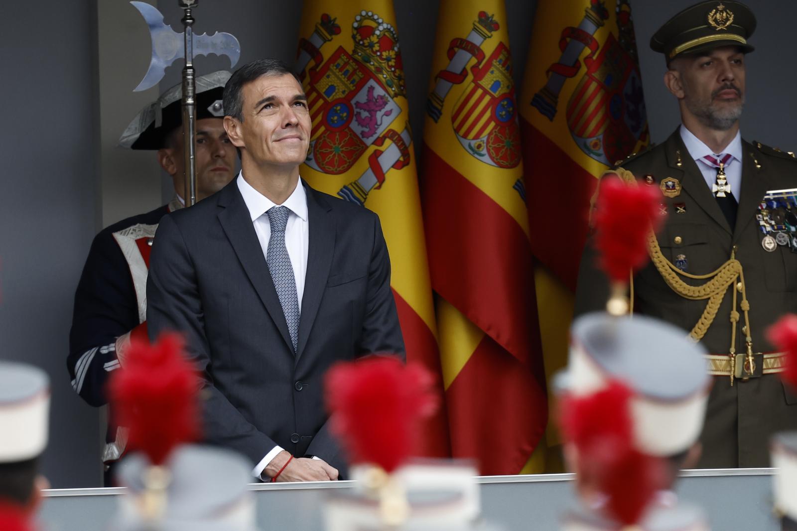 El presidente del Gobierno, Pedro Sánchez, durante el salto del paracaidista
