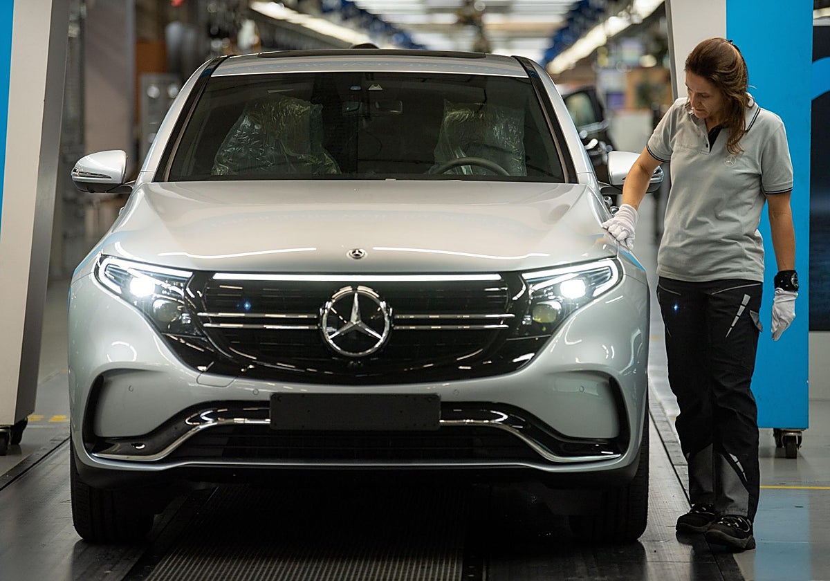 Una operaria en la fábrica alemana del Mercedes-Benz GLC
