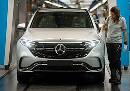 Una operaria en la fábrica alemana del Mercedes-Benz GLC