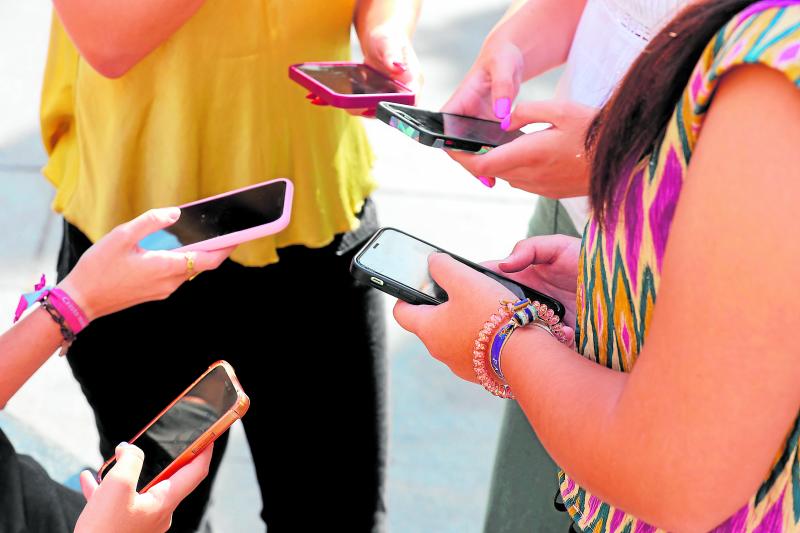 Europa retrasa la votación sobre 'Chat Control': la polémica propuesta que vigilará las conversaciones en los móviles