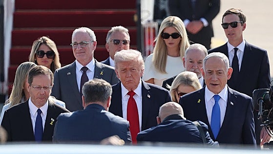 Trump saluda a familiares de los rehenes tras su llegada al Parlamento hebreo: «Es un nuevo comienzo»