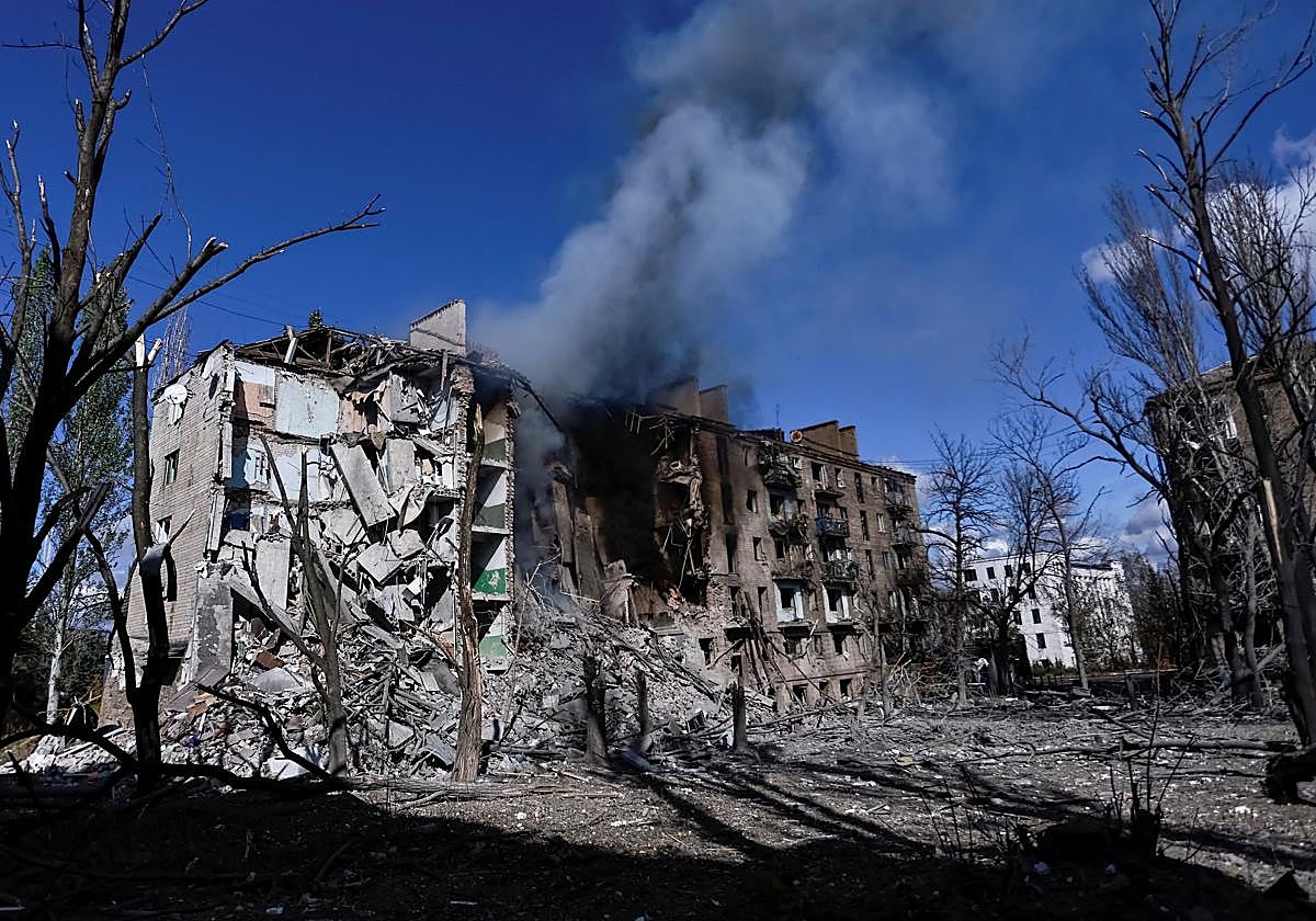 Ataque ruso contra edificios residenciales en Kostiantynivka.