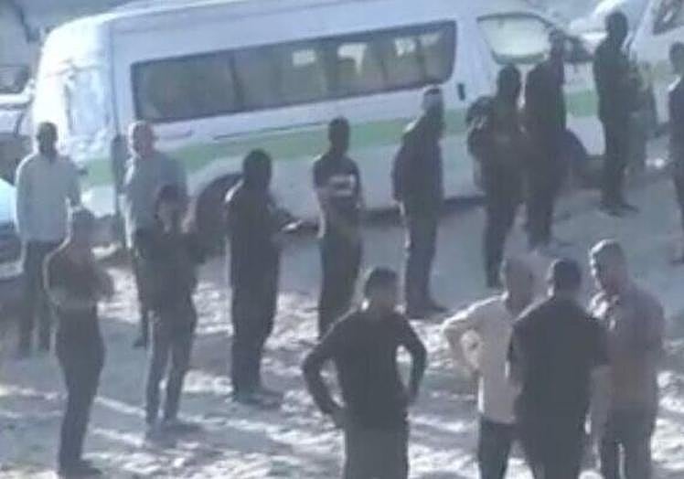 Milicianos armados de Hamás aguardan en Khan Younis a realizar la liberación de otro grupo de rehenes.