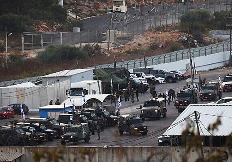 Vehículos militares israelíes en la prisión de Ofer a la espera de que salgan los presos palestinos excarcelados.