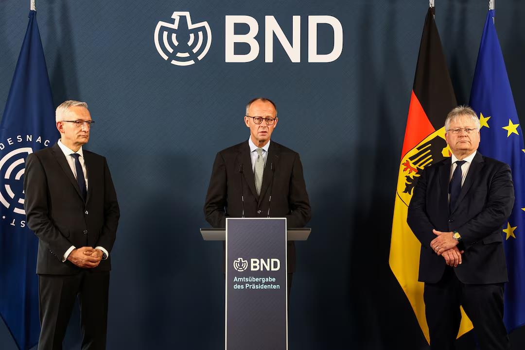 Martin Jäger escucha al canciller alemán Friedrich Merz en un discurso en la agencia de Inteligencia.