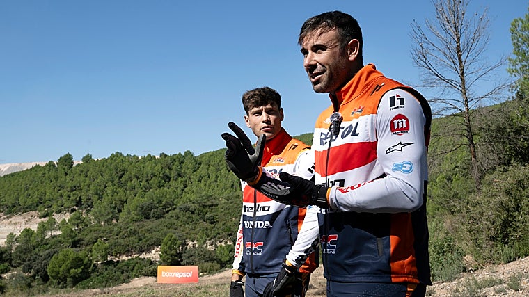 Marcelli y Bou explicando técnicas básicas de conducción off-road