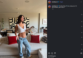 Isabelle Junot posa con un periódico informando de su emberazo.