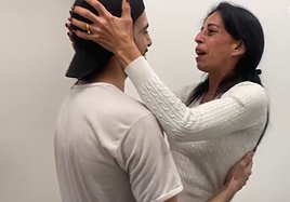 Einav al reencontrarse con su hijo Matan.