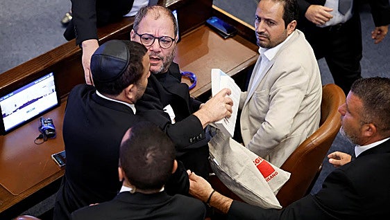 El Parlamento israelí expulsa a dos diputados de un partido árabe por boicotear a Trump