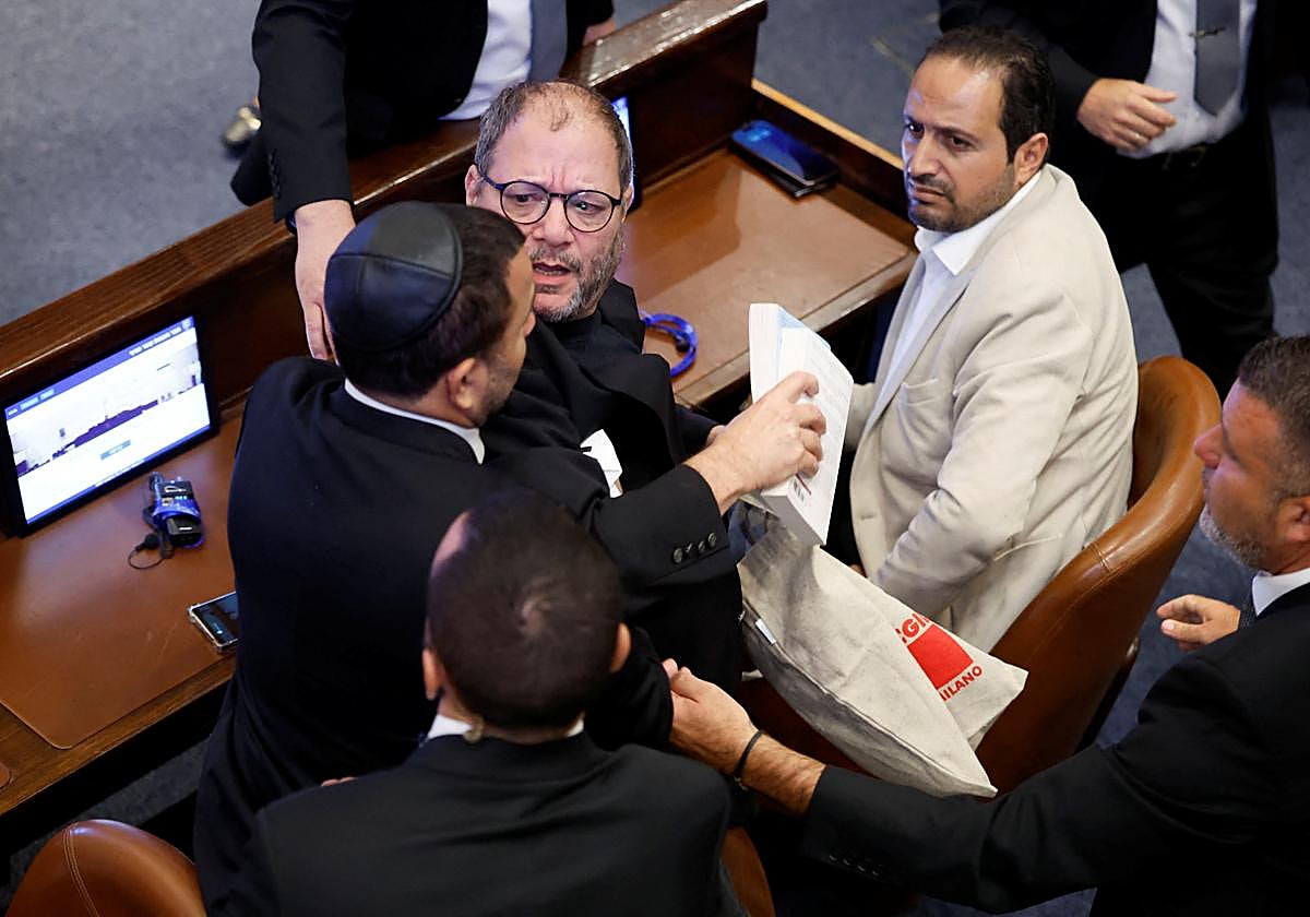 Imagen de uno de los parlamentarios expulsados del Knéset.