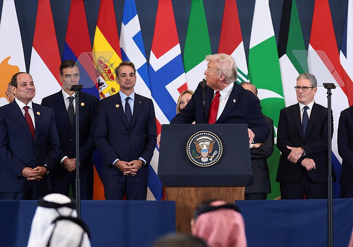 Donald Trump y Pedro Sánchez se saludan en la cumbre de paz en Egipto