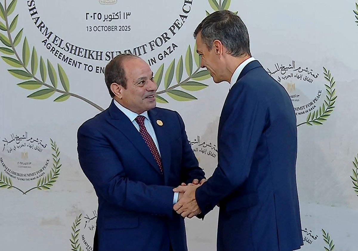 Sánchez es recibido en Sharm el Sheij, donde se celebra la Cumbre por la Paz en Oriente Próximo, por el presidente egipcio Abdelfatá al Sisi.