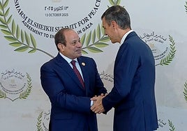Sánchez es recibido en Sharm el Sheij, donde se celebra la Cumbre por la Paz en Oriente Próximo, por el presidente egipcio Abdelfatá al Sisi.