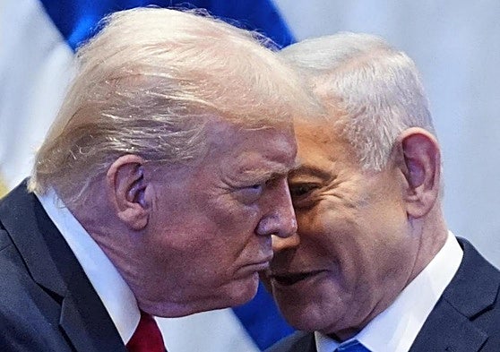 Trump firma el acuerdo en Egipto.