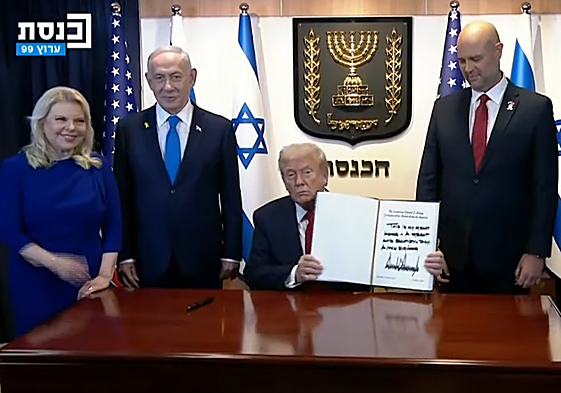 Trump posa junto al primer ministro Israelí y su mujer Sara, y su homólogo hebreo Isaac Herzog.