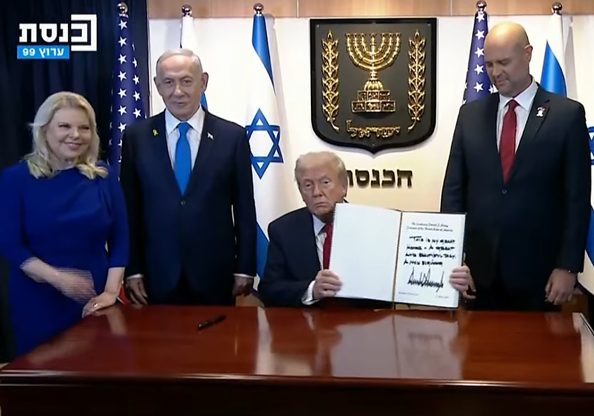 Trump posa junto al primer ministro Israelí y su mujer Sara, y su homólogo hebreo Isaac Herzog.