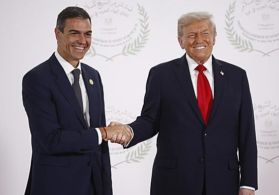 El momento más esperado de la cumbre de Egipto: así fue el saludo entre Trump y Sánchez