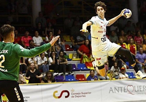 Pablo Urdangarin, en un partido con las categorías inferiores de la selección.