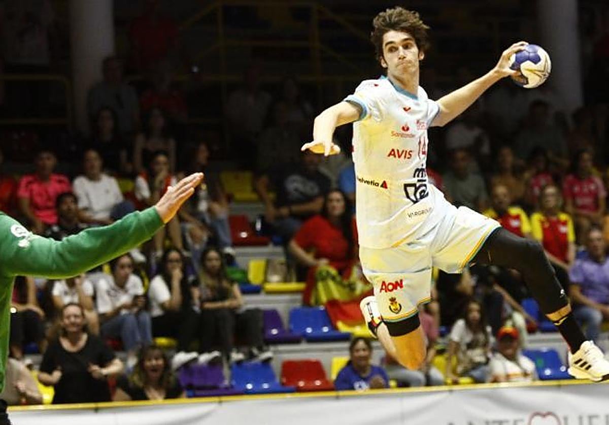 Pablo Urdangarin, en un partido con las categorías inferiores de la selección.