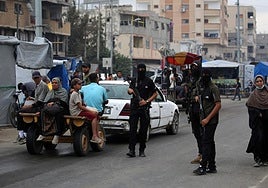 Miembros de Hamás patrullan por las calles de Gaza City.