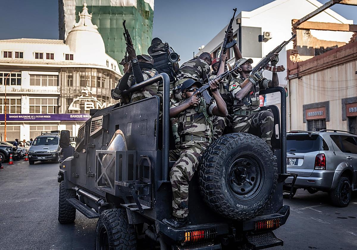 Militares patrullan las calles de Antananarivo, capital de Madagascar.