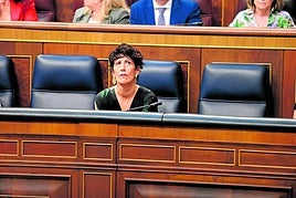 Elma Saiz durante una sesión de control al Gobierno.