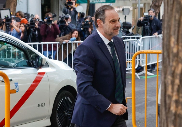 Ábalos esquiva la cárcel pese a los «ingresos irregulares» y el «creciente» riesgo de fuga
