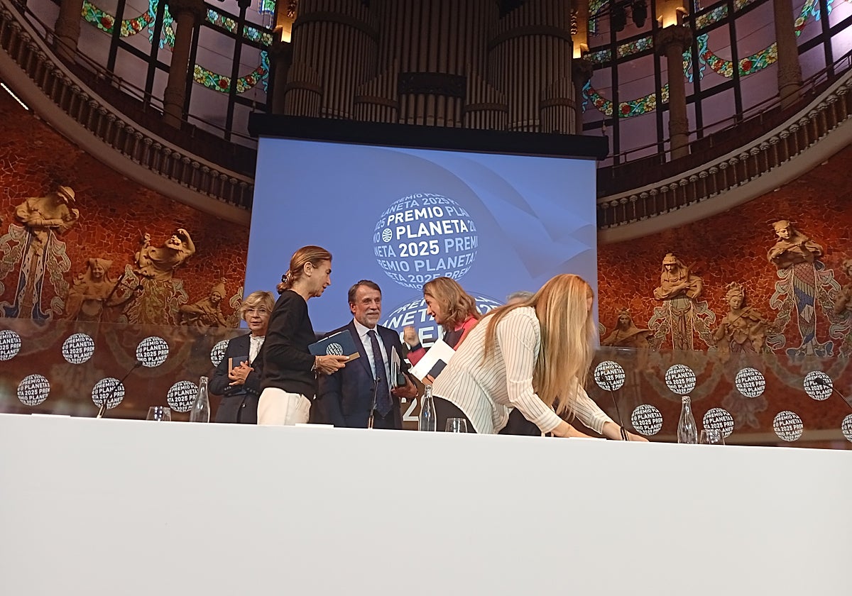 José Creuheras chats with Carmen Posadas and other jury members.