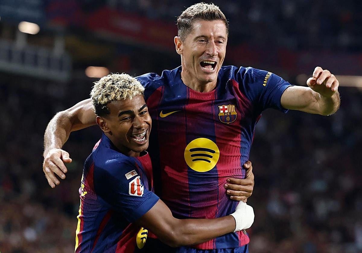 Robert Lewandowski celebra un gol con Lamine Yamal.