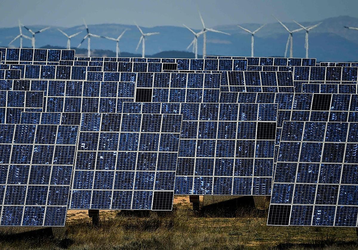 Parque fotovoltaico y aerogeneradores en un parque renovable en Navarra