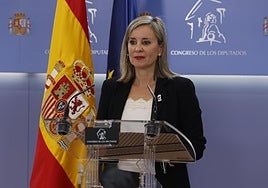 La portavoz parlamentaria de Sumar, Verónica M. Barbero, en rueda de prensa en el Cognreso.
