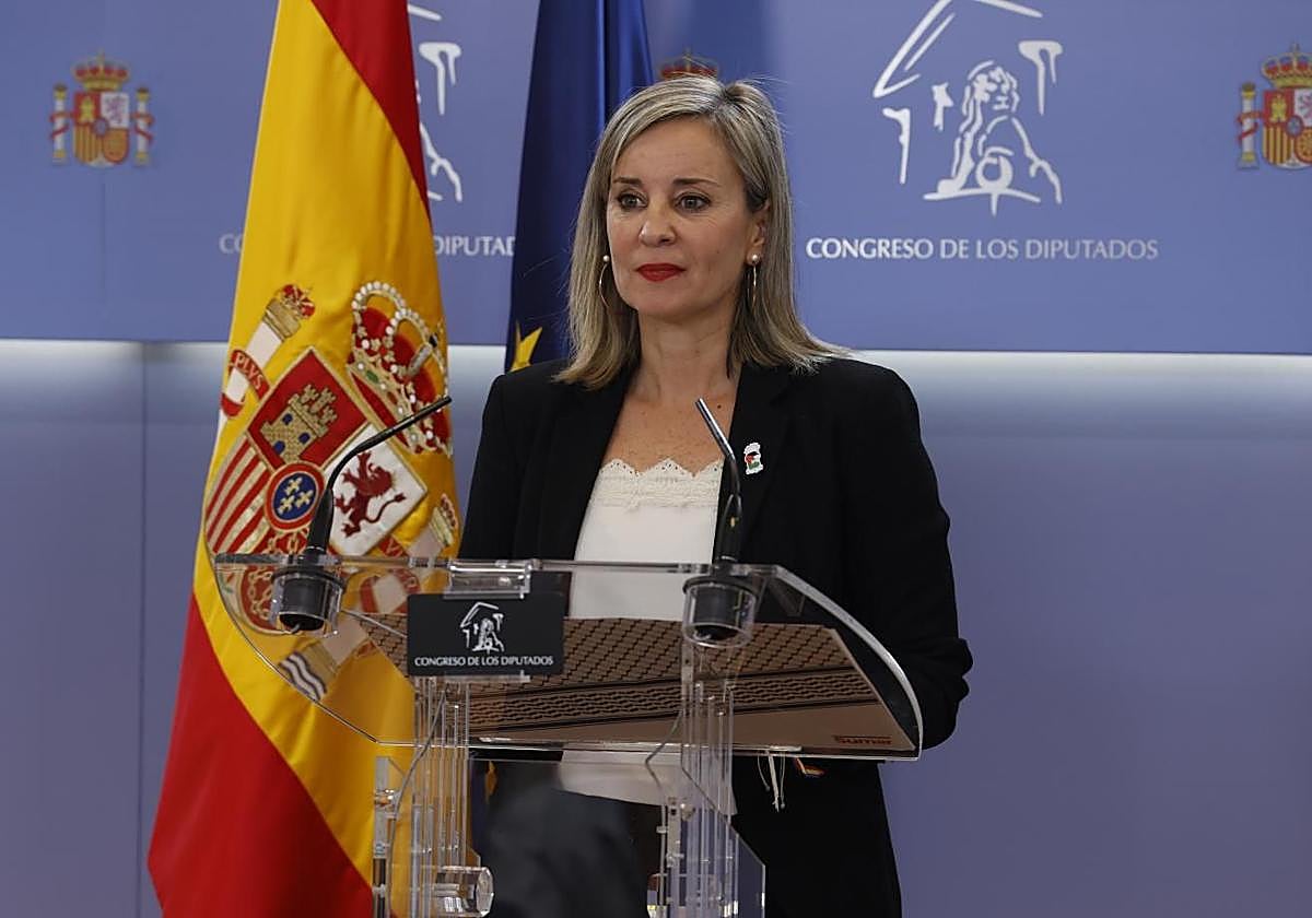 La portavoz parlamentaria de Sumar, Verónica M. Barbero, en rueda de prensa en el Cognreso.
