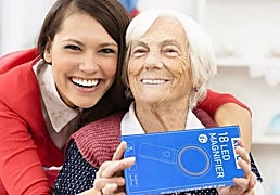 Esta lupa con luz es el regalo perfecto para que los mayores puedan leer con precisión y comodidad
