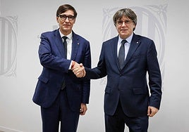 Salvador Illa estrecha la mano a Carles Puigdemont en su última reunión en Bruselas.