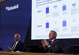 El presidente de Banco Sabadell, Josep Oliu (i.), junto al consejero delegado, César González-Bueno.