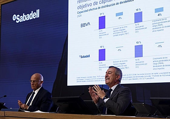 El presidente de Banco Sabadell, Josep Oliu (i.), junto al consejero delegado, César González-Bueno.