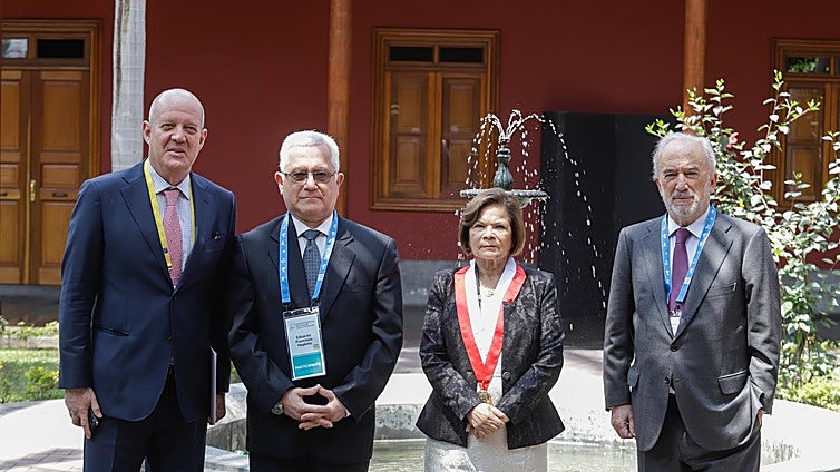 La guerra entre la RAE y el Cervantes se agrava en Arequipa