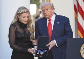 Donald Trump y la viuda de Charlie Kirk, durante la entrega de la Medalla Presidencial de la Libertad a título póstumo al fallecido.
