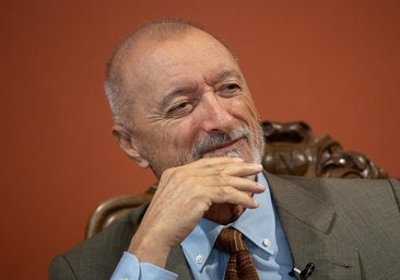 Pérez-Reverte irrumpe en la pugna entre la RAE y el Cervantes, acusando a Exteriores de querer «colonizar» la Academia