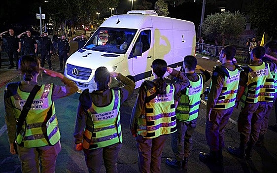 Momento en el que los cadáveres de los últimos rehenes llegan al instituto forense de Tel Aviv.