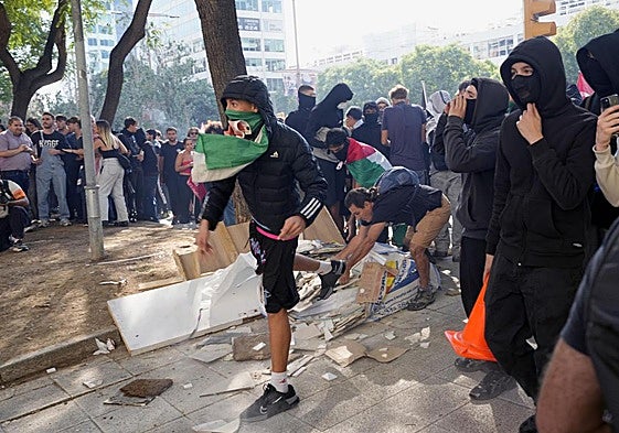 Un grupo de manifestantes atacan un establecimiento de comida rápida en Barcelona.