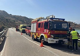 Agentes de Guardia Civil y bomberos, ayer, en el lugar de los hechos.
