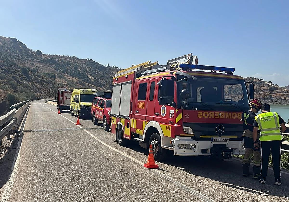 Agentes de Guardia Civil y bomberos, ayer, en el lugar de los hechos.