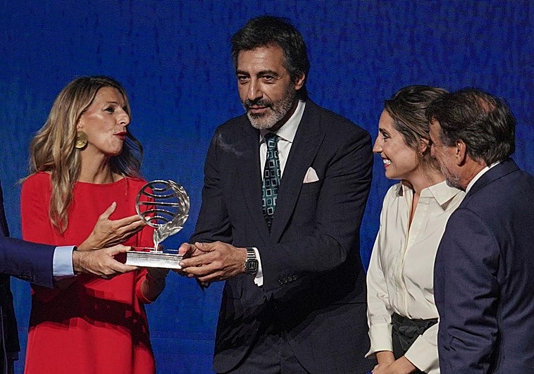 Juan del Val, este miércoles por la noche en Barcelona recibiendo el Premio Planeta de novela de manos de la vicepresidenta segunda, Yolanda Díaz.