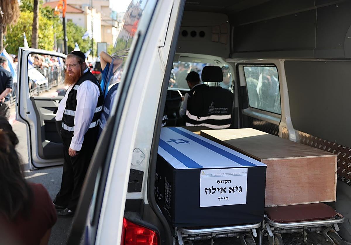 Imagen de los dos féretros con cadáveres de rehenes israelíes entregados este miércoles por Hamás.