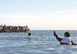 Migrantes tratando de cruzar el Canal de la Mancha de camino al Reino Unido.